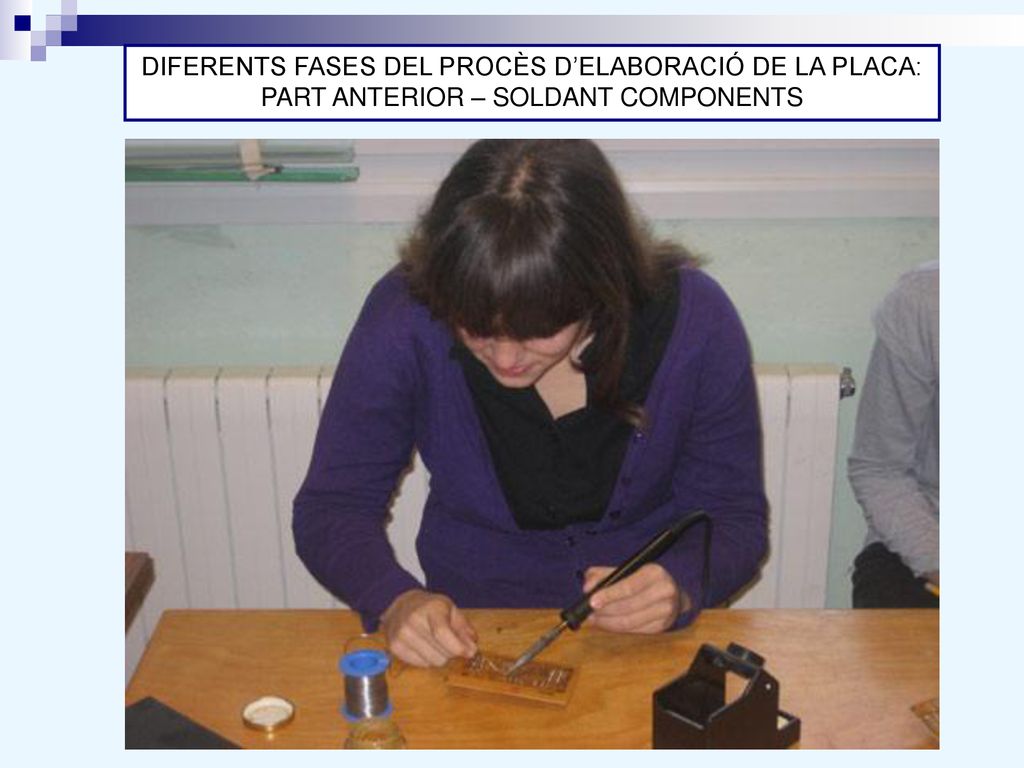 DIFERENTS FASES DEL PROCÈS D’ELABORACIÓ DE LA PLACA: PART ANTERIOR – SOLDANT COMPONENTS