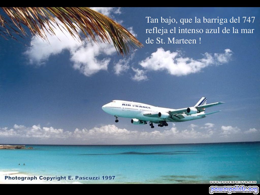 Tan bajo, que la barriga del 747 refleja el intenso azul de la mar de St. Marteen !