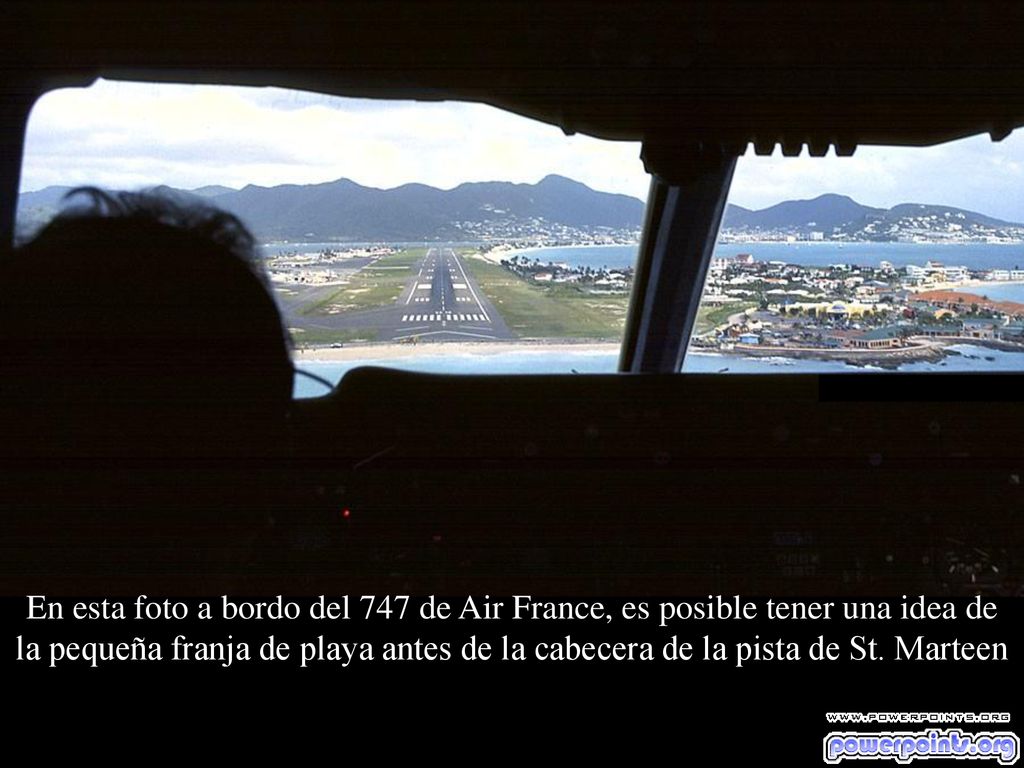 En esta foto a bordo del 747 de Air France, es posible tener una idea de la pequeña franja de playa antes de la cabecera de la pista de St.