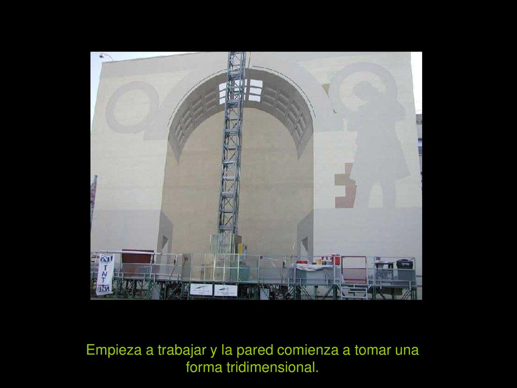 Empieza a trabajar y la pared comienza a tomar una forma tridimensional.
