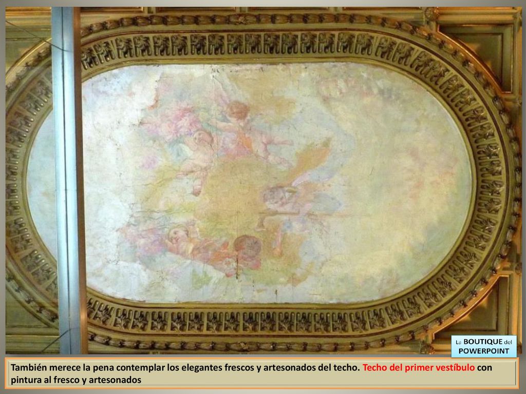 También merece la pena contemplar los elegantes frescos y artesonados del techo.