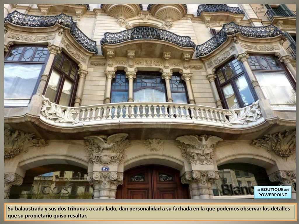 Su balaustrada y sus dos tribunas a cada lado, dan personalidad a su fachada en la que podemos observar los detalles que su propietario quiso resaltar.
