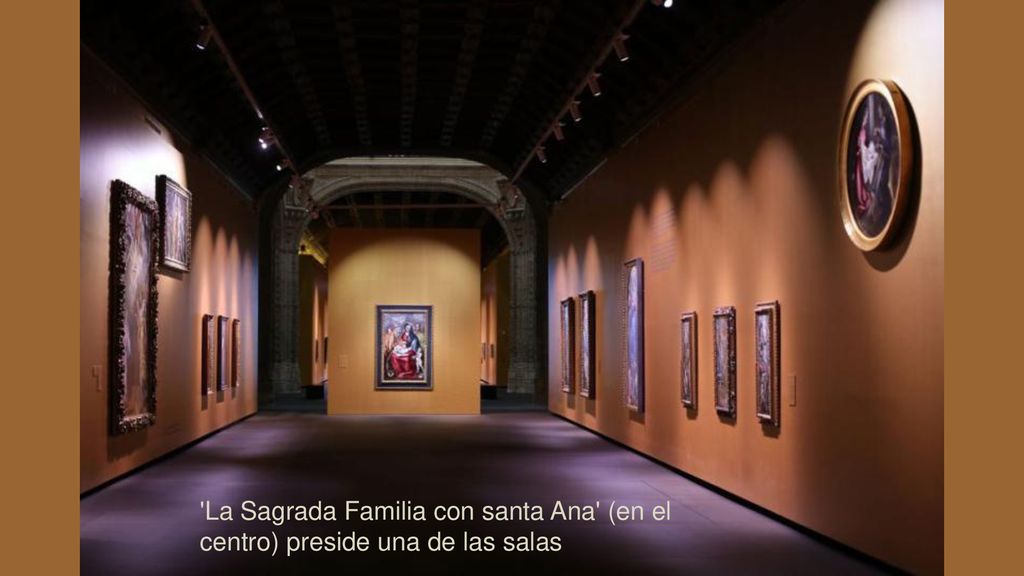 La Sagrada Familia con santa Ana (en el centro) preside una de las salas