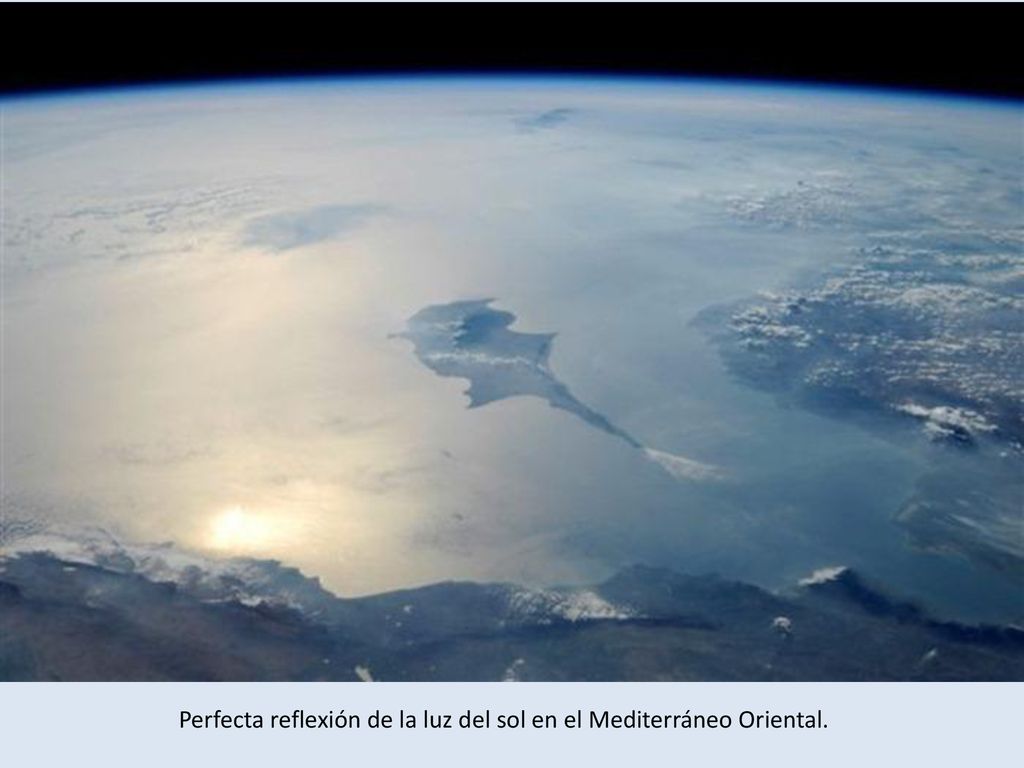 Perfecta reflexión de la luz del sol en el Mediterráneo Oriental.