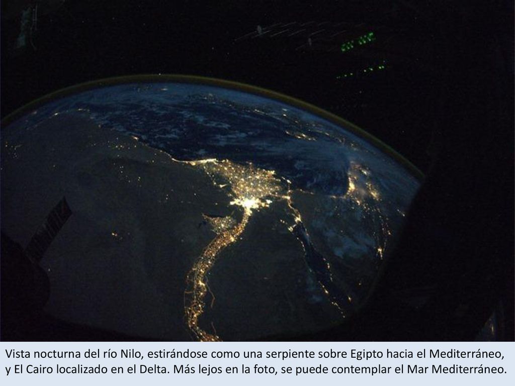 Vista nocturna del río Nilo, estirándose como una serpiente sobre Egipto hacia el Mediterráneo, y El Cairo localizado en el Delta.