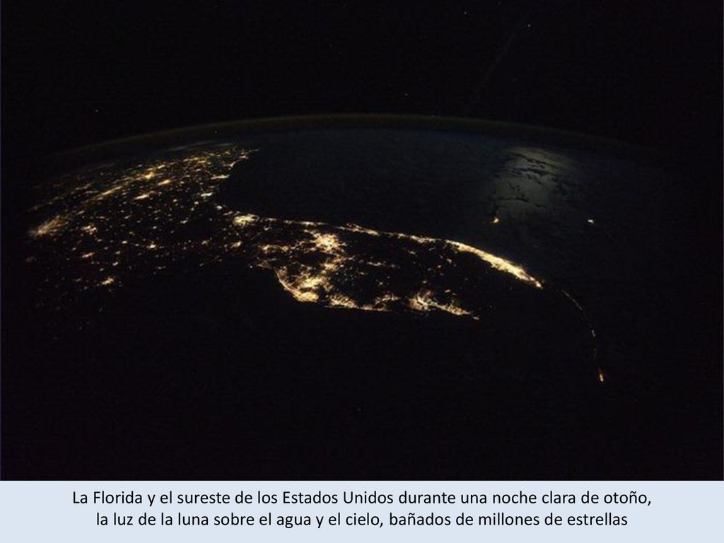La Florida y el sureste de los Estados Unidos durante una noche clara de otoño, la luz de la luna sobre el agua y el cielo, bañados de millones de estrellas