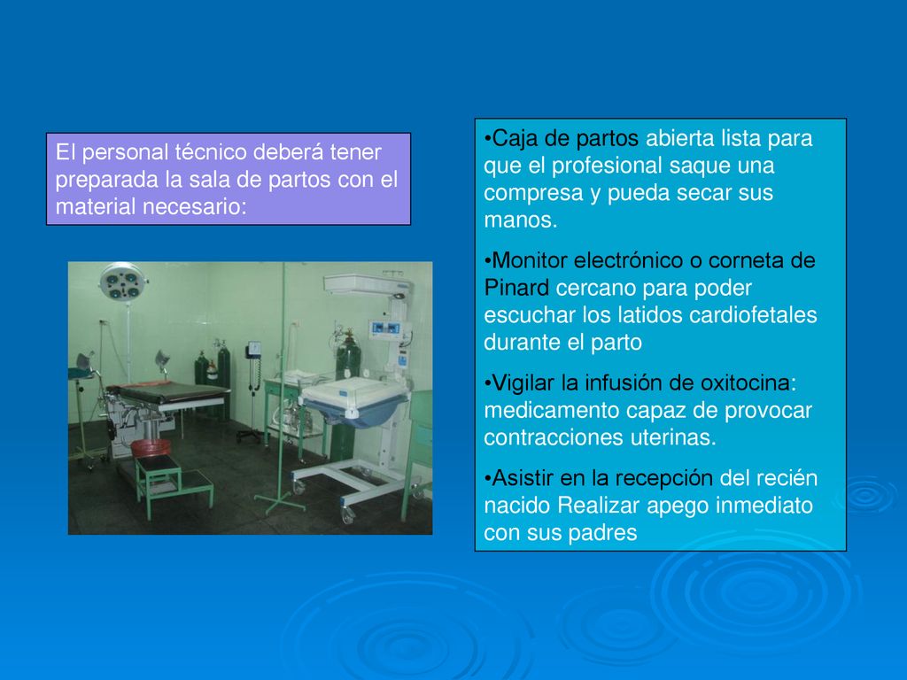 Caja de partos abierta lista para que el profesional saque una compresa y pueda secar sus manos.