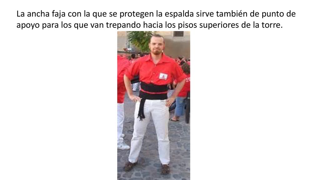 La ancha faja con la que se protegen la espalda sirve también de punto de apoyo para los que van trepando hacia los pisos superiores de la torre.