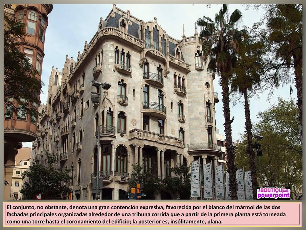 El conjunto, no obstante, denota una gran contención expresiva, favorecida por el blanco del mármol de las dos fachadas principales organizadas alrededor de una tribuna corrida que a partir de la primera planta está torneada como una torre hasta el coronamiento del edificio; la posterior es, insólitamente, plana.