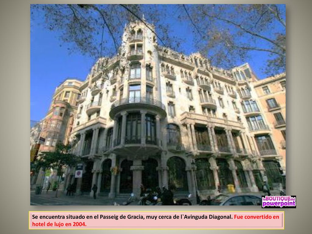 Se encuentra situado en el Passeig de Gracia, muy cerca de l`Avinguda Diagonal.