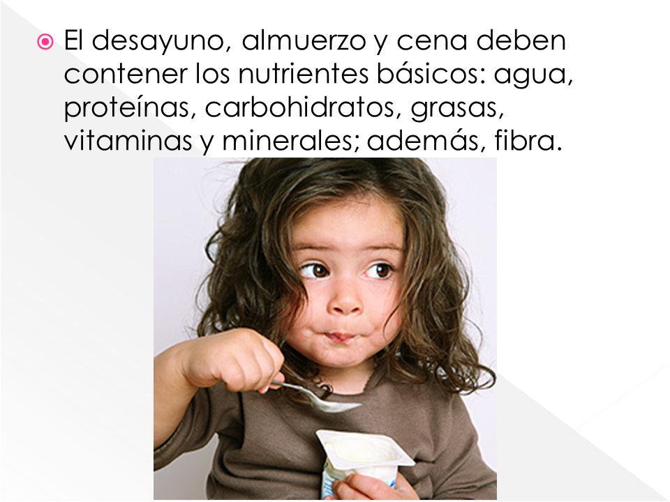 El desayuno, almuerzo y cena deben contener los nutrientes básicos: agua, proteínas, carbohidratos, grasas, vitaminas y minerales; además, fibra.