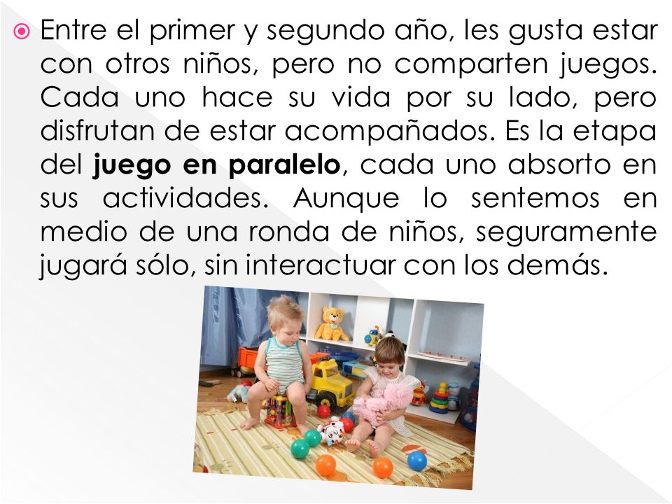 Entre el primer y segundo año, les gusta estar con otros niños, pero no comparten juegos.