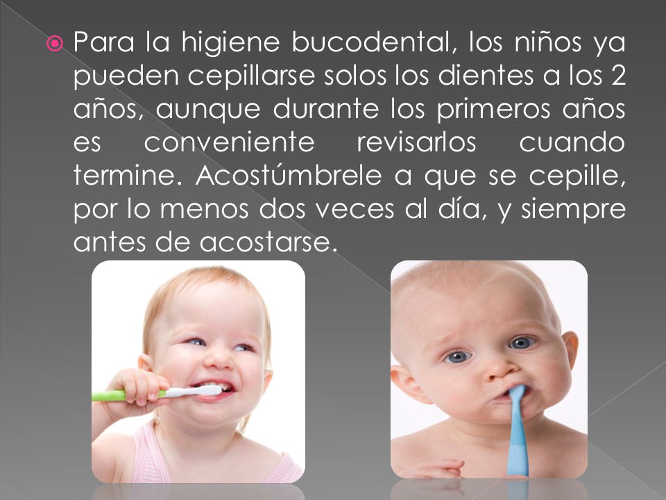 Para la higiene bucodental, los niños ya pueden cepillarse solos los dientes a los 2 años, aunque durante los primeros años es conveniente revisarlos cuando termine.