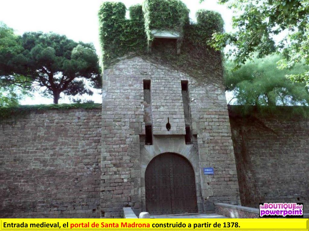 Entrada medieval, el portal de Santa Madrona construido a partir de 1378.