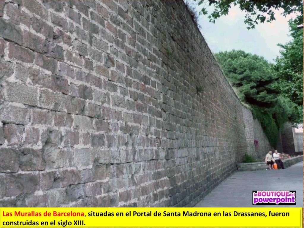 Las Murallas de Barcelona, situadas en el Portal de Santa Madrona en las Drassanes, fueron construidas en el siglo XIII.