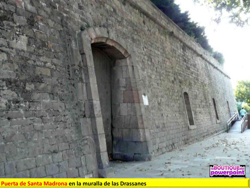 Puerta de Santa Madrona en la muralla de las Drassanes