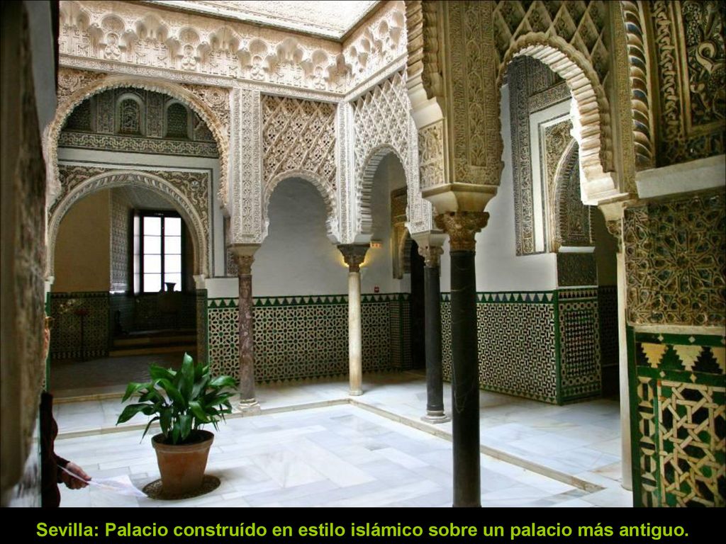 Sevilla: Palacio construído en estilo islámico sobre un palacio más antiguo.