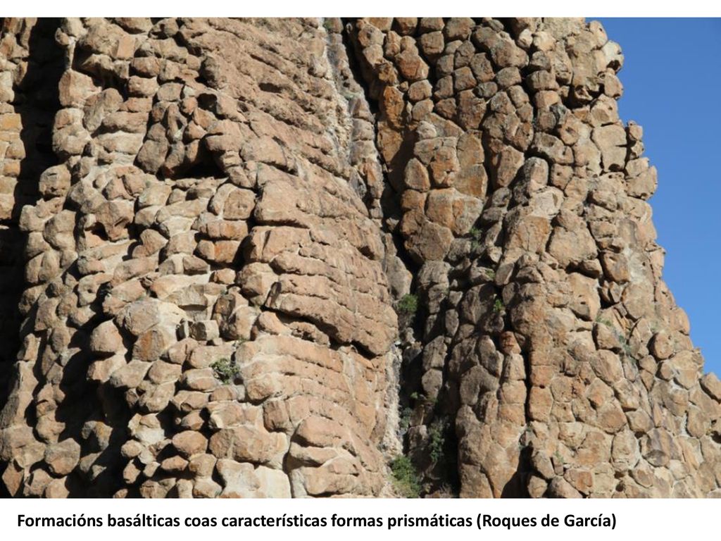 Formacións basálticas coas características formas prismáticas (Roques de García)
