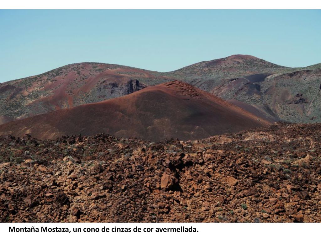 Montaña Mostaza, un cono de cinzas de cor avermellada.