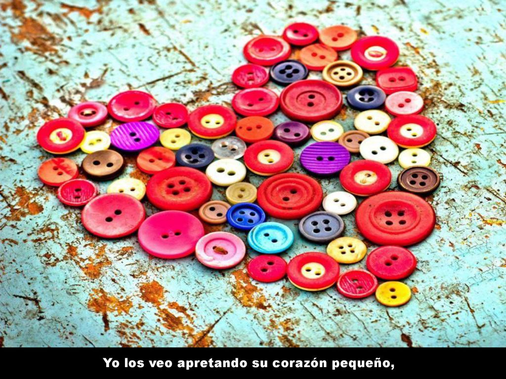Yo los veo apretando su corazón pequeño,