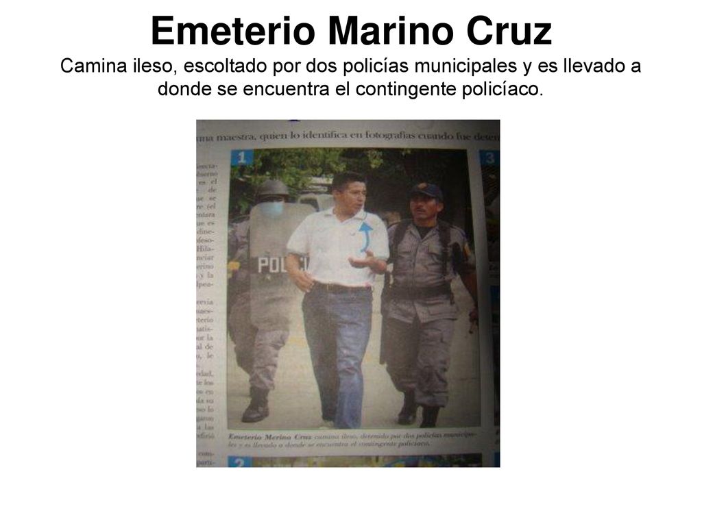 Emeterio Marino Cruz Camina ileso, escoltado por dos policías municipales y es llevado a donde se encuentra el contingente policíaco.