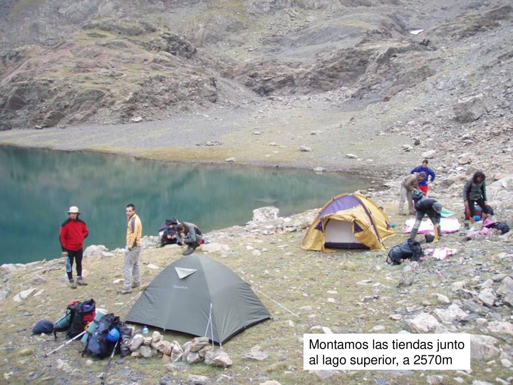 Montamos las tiendas junto al lago superior, a 2570m