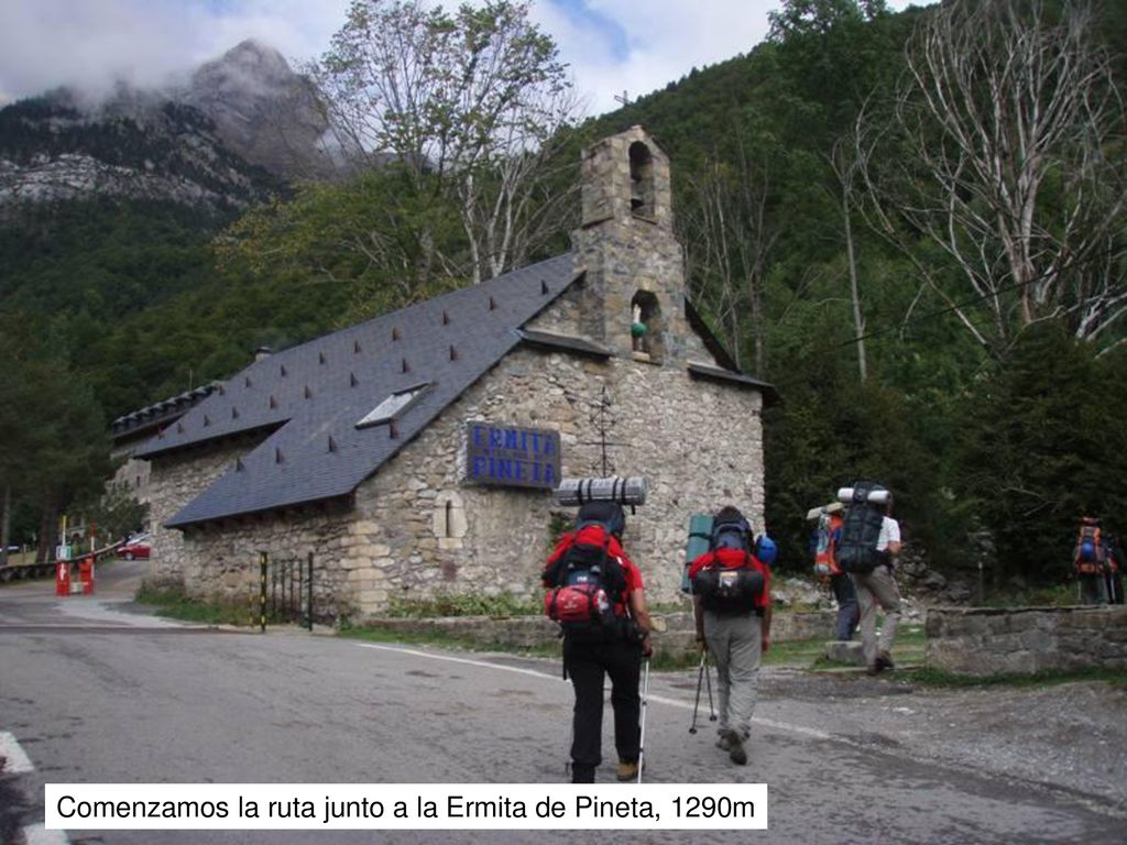Comenzamos la ruta junto a la Ermita de Pineta, 1290m