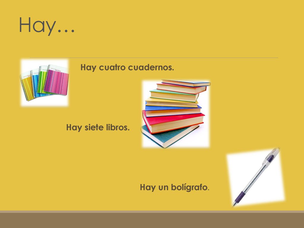 Hay… Hay cuatro cuadernos. Hay siete libros. Hay un bolígrafo.