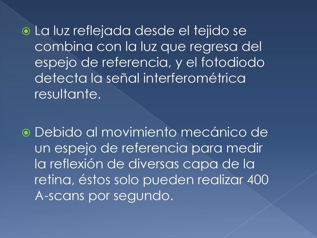 La luz reflejada desde el tejido se combina con la luz que regresa del espejo de referencia, y el fotodiodo detecta la señal interferométrica resultante.