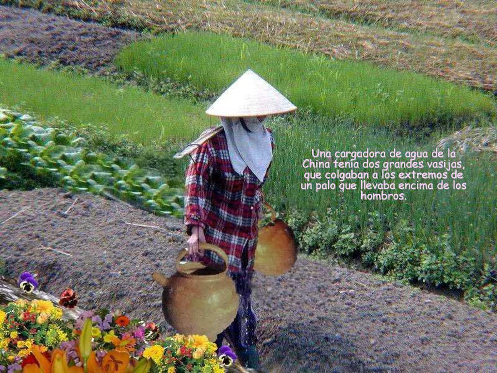 Una cargadora de agua de la China tenía dos grandes vasijas, que colgaban a los extremos de un palo que llevaba encima de los hombros.