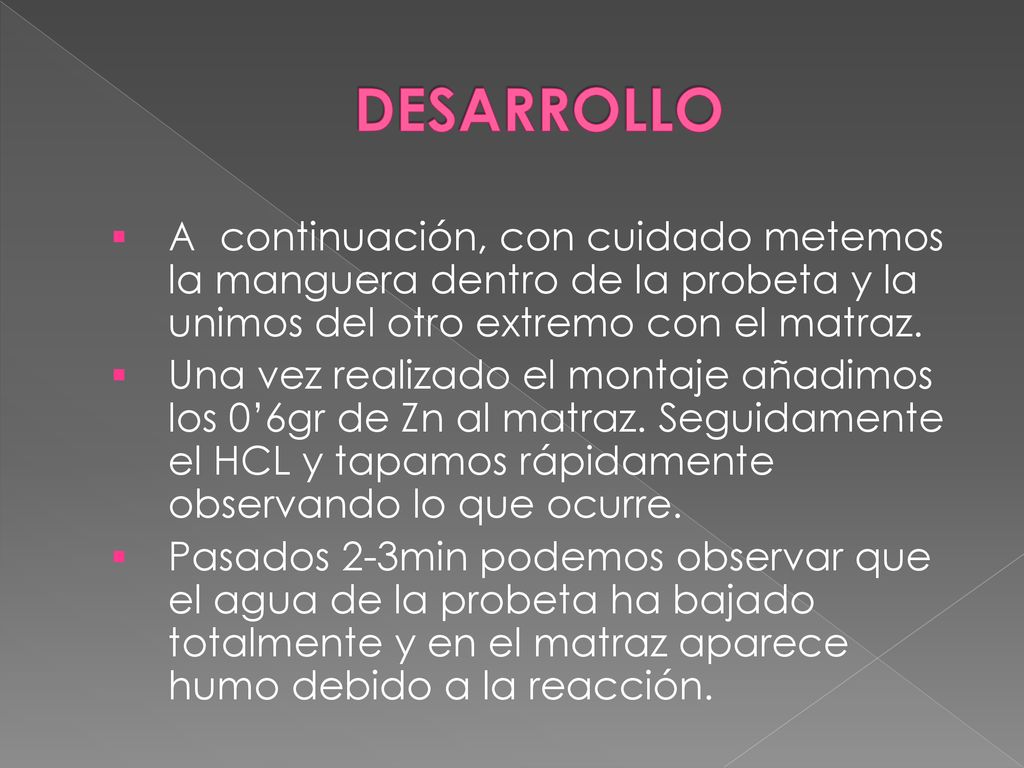 DESARROLLO A continuación, con cuidado metemos la manguera dentro de la probeta y la unimos del otro extremo con el matraz.