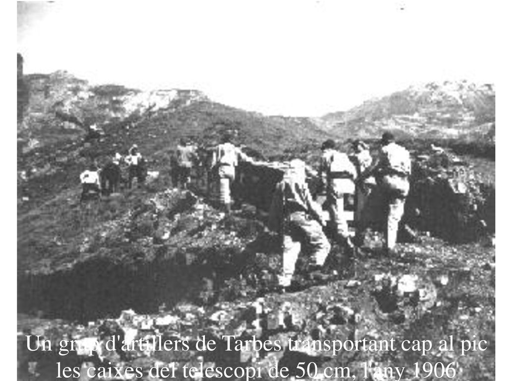 Un grup d artillers de Tarbes transportant cap al pic les caixes del telescopi de 50 cm, l any 1906