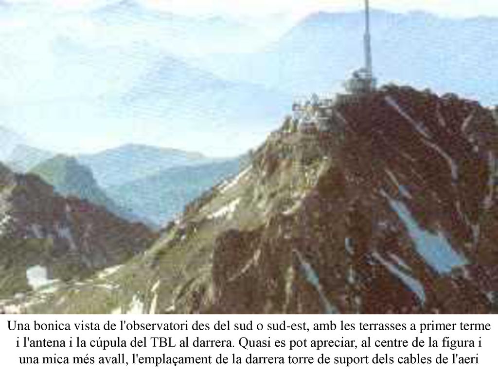 Una bonica vista de l observatori des del sud o sud-est, amb les terrasses a primer terme i l antena i la cúpula del TBL al darrera.