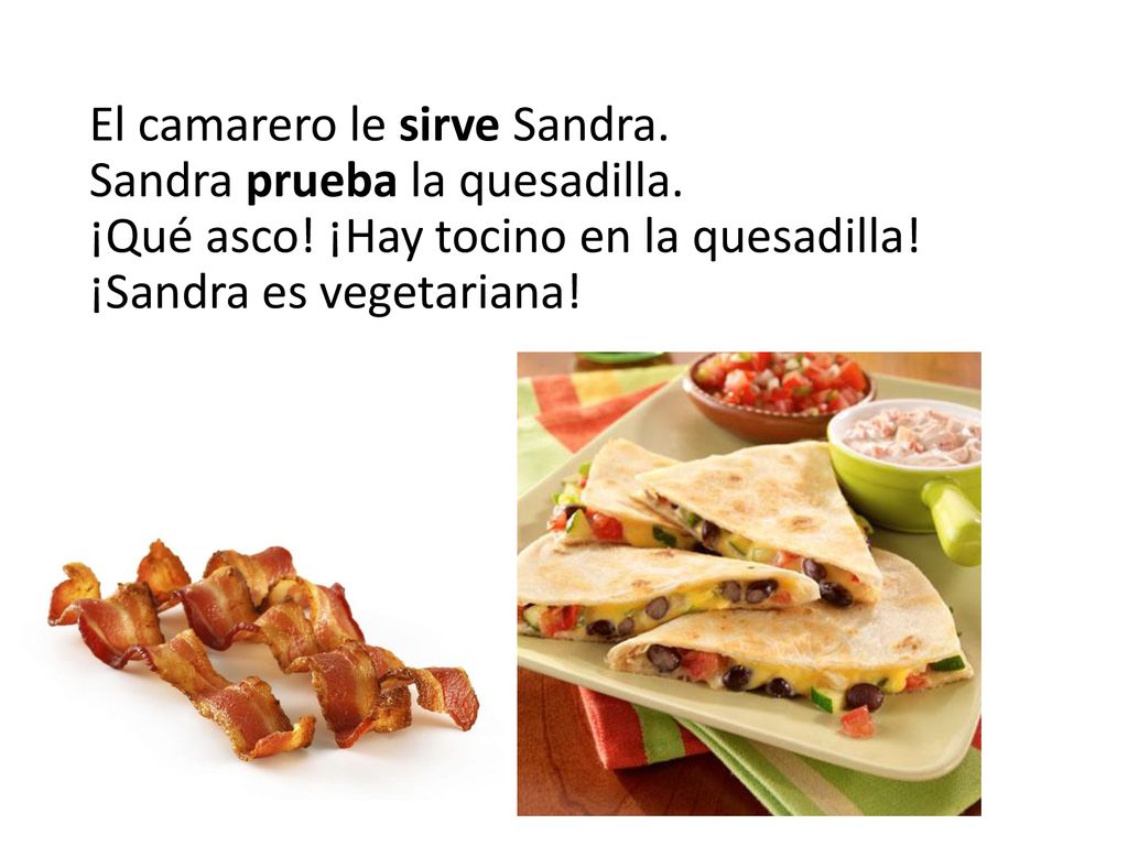 El camarero le sirve Sandra. Sandra prueba la quesadilla. ¡Qué asco