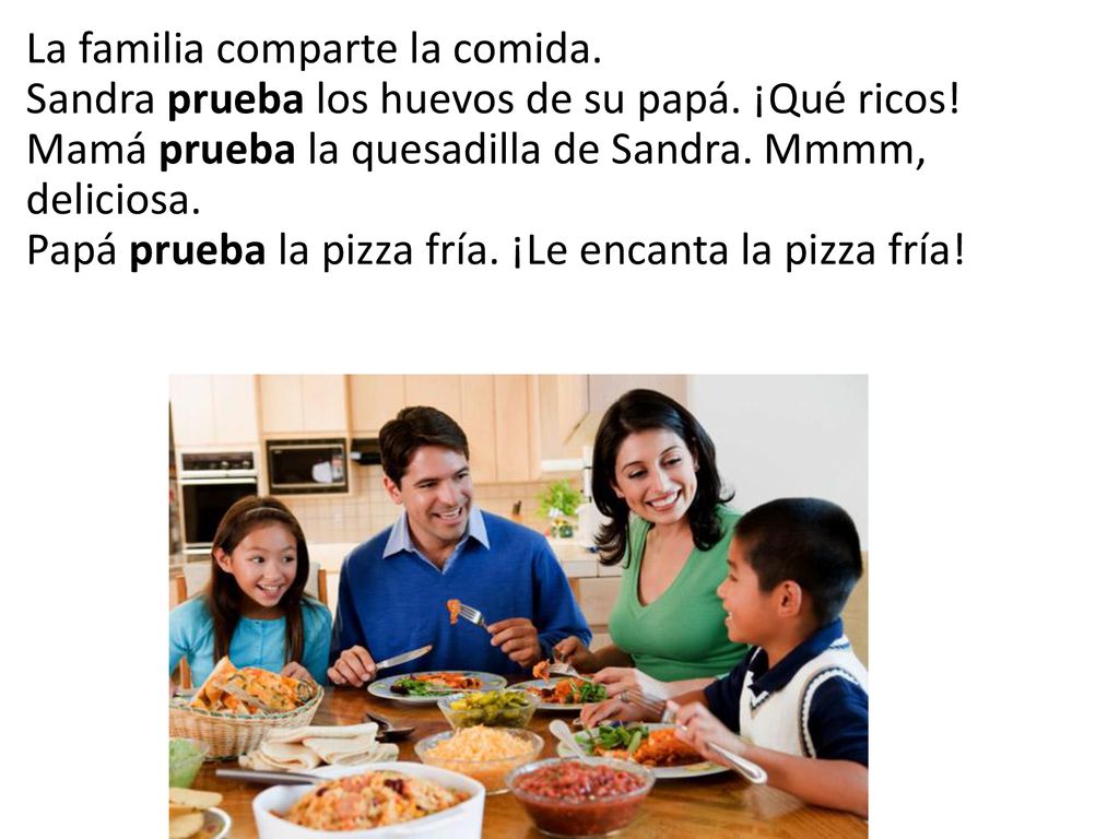 La familia comparte la comida. Sandra prueba los huevos de su papá