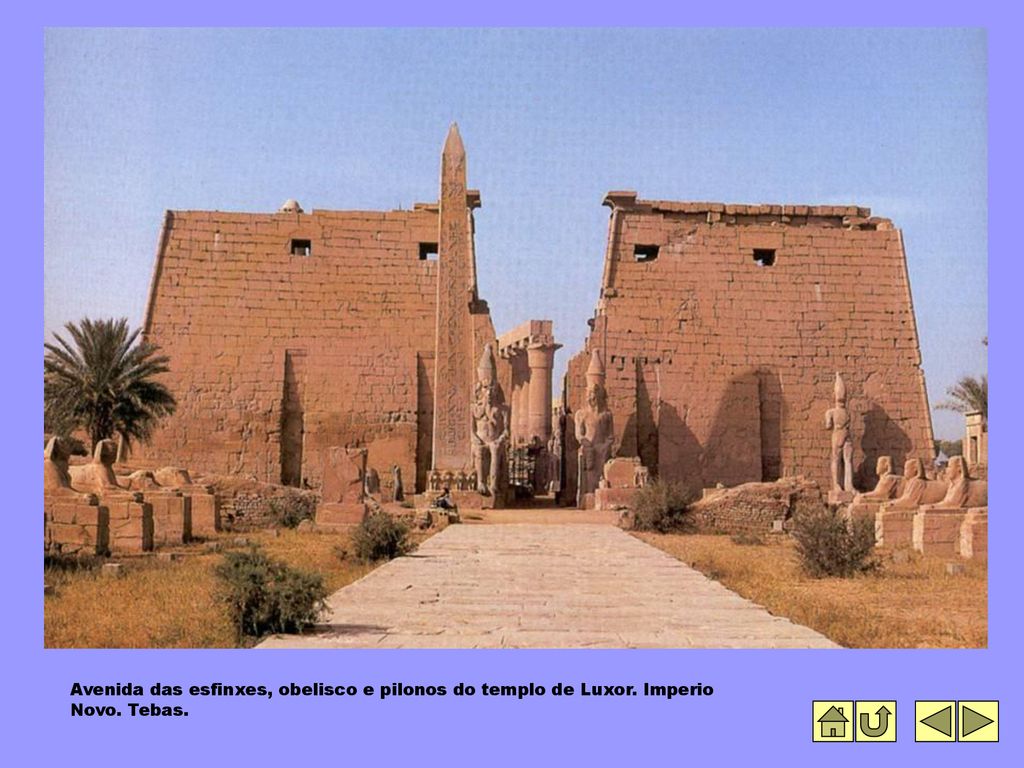 Avenida das esfinxes, obelisco e pilonos do templo de Luxor