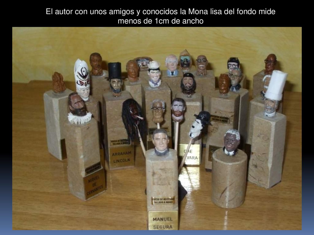El autor con unos amigos y conocidos la Mona lisa del fondo mide menos de 1cm de ancho