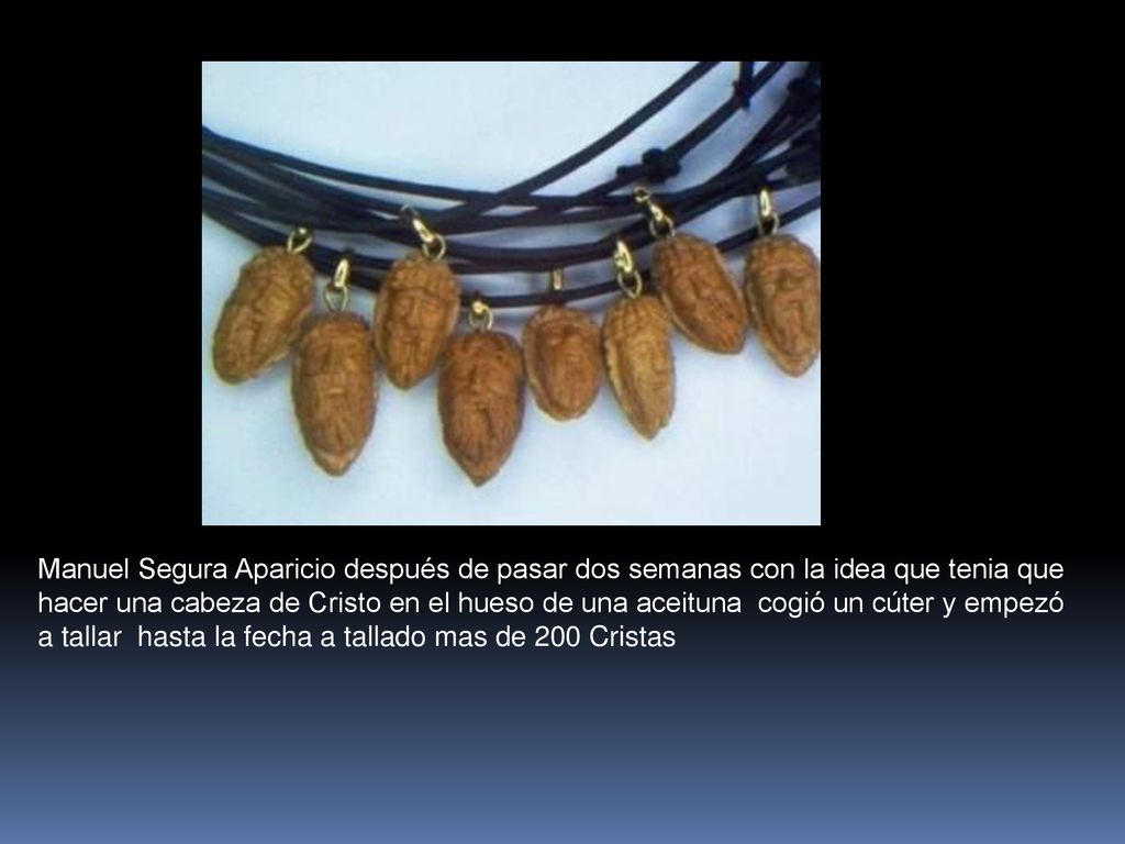 Manuel Segura Aparicio después de pasar dos semanas con la idea que tenia que hacer una cabeza de Cristo en el hueso de una aceituna cogió un cúter y empezó a tallar hasta la fecha a tallado mas de 200 Cristas