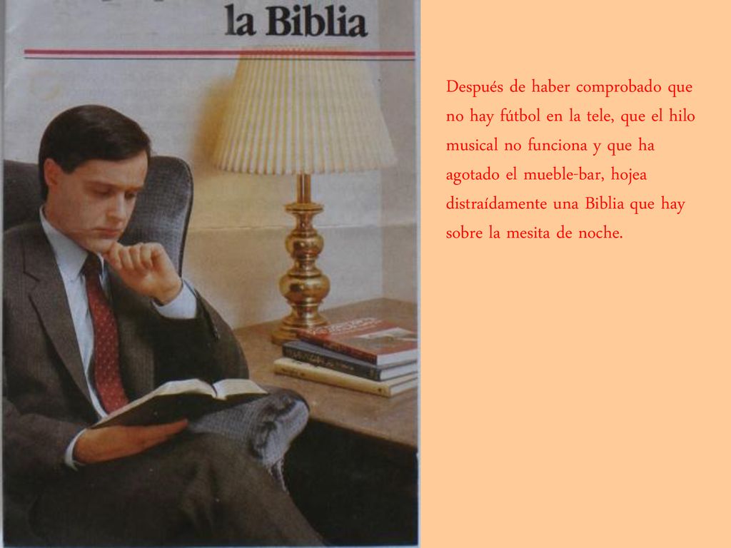 Después de haber comprobado que no hay fútbol en la tele, que el hilo musical no funciona y que ha agotado el mueble-bar, hojea distraídamente una Biblia que hay sobre la mesita de noche.