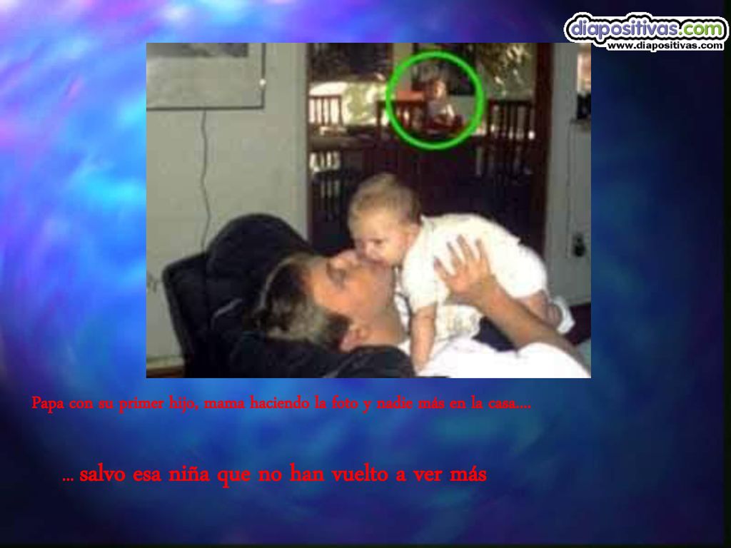 Papa con su primer hijo, mama haciendo la foto y nadie más en la casa....