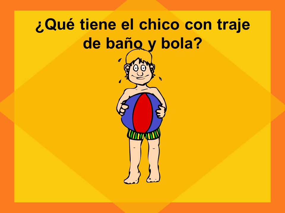 ¿Qué tiene el chico con traje de baño y bola