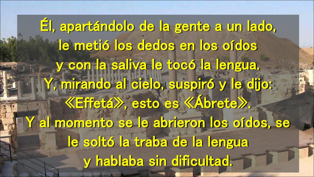 Él, apartándolo de la gente a un lado, le metió los dedos en los oídos y con la saliva le tocó la lengua.