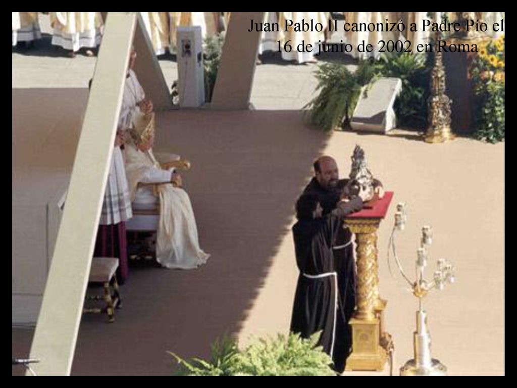 Juan Pablo II canonizó a Padre Pío el 16 de junio de 2002 en Roma