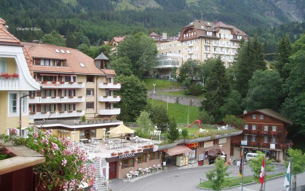 En la ladera este del valle, a 1274 metros, está la pintoresca y turística localidad de Wengen.
