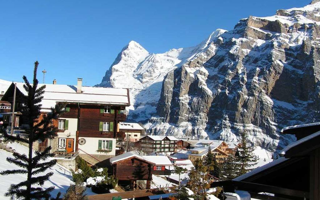 Mürren, un pueblo parecido a Wengen, con restaurantes, tiendas, hoteles, casas típicas y fantásticas vistas.