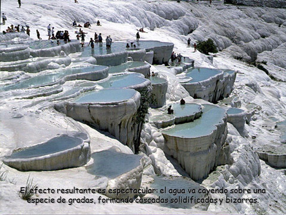 El efecto resultante es espectacular: el agua va cayendo sobre una especie de gradas, formando cascadas solidificadas y bizarras.