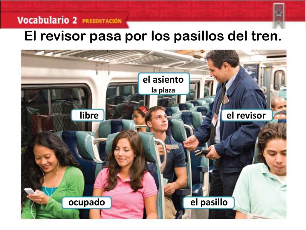 El revisor pasa por los pasillos del tren.