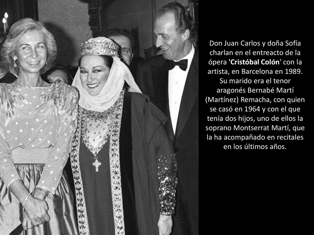Don Juan Carlos y doña Sofía charlan en el entreacto de la ópera Cristóbal Colón con la artista, en Barcelona en 1989.