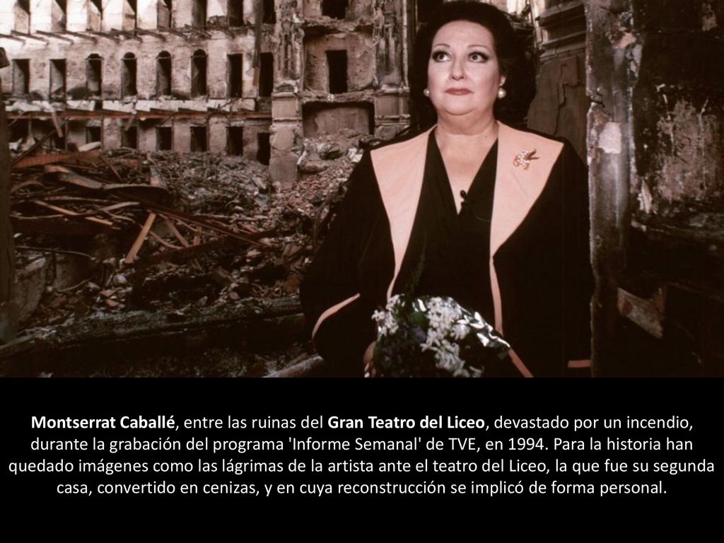 Montserrat Caballé, entre las ruinas del Gran Teatro del Liceo, devastado por un incendio, durante la grabación del programa Informe Semanal de TVE, en 1994.