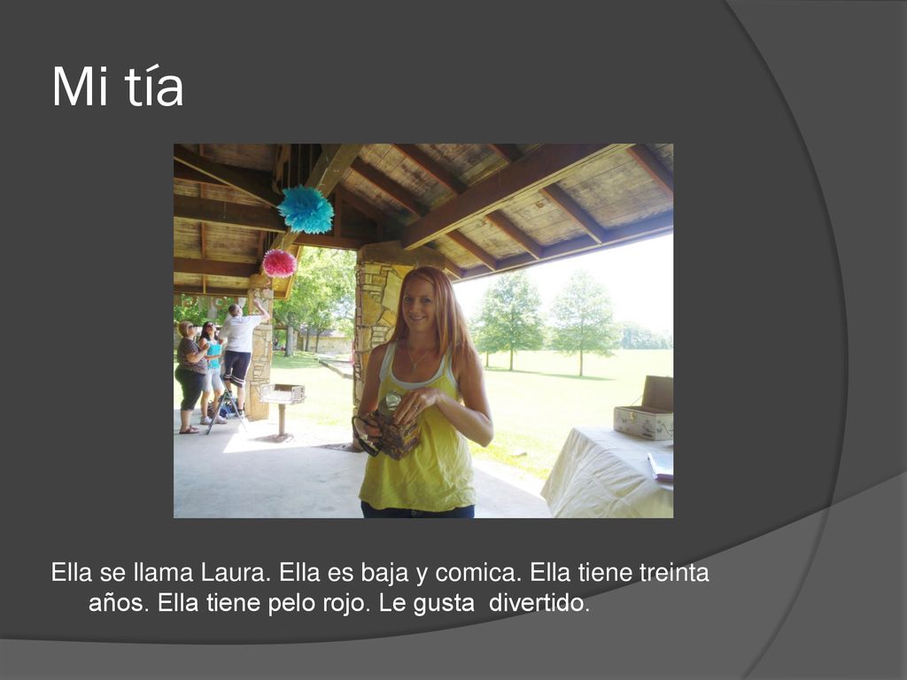 Mi tía Ella se llama Laura. Ella es baja y comica.